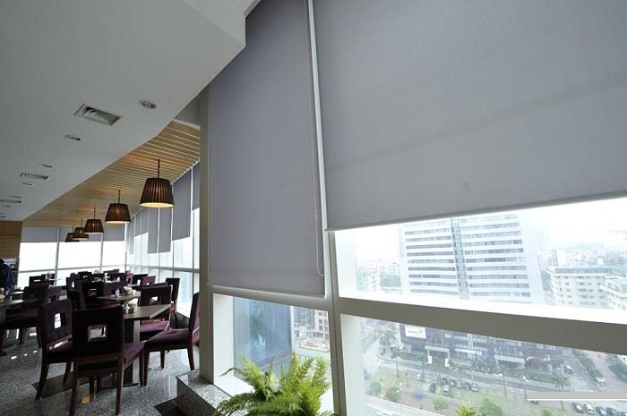 màn kéo che nắng ban công chống nắng hướng tây