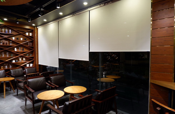 mành cuốn che nắng gọn gàng cho văn phòng