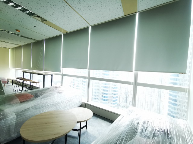 rèm cuốn cách nhiệt chống nóng cho cửa kính chung cư