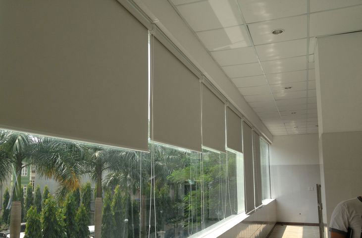 rèm cuốn cản nắng cửa chính tăng sự riêng tư cho nhà ở