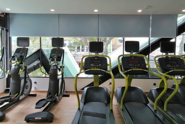 rèm cuốn che nắng nội thất căn hộ tối giản