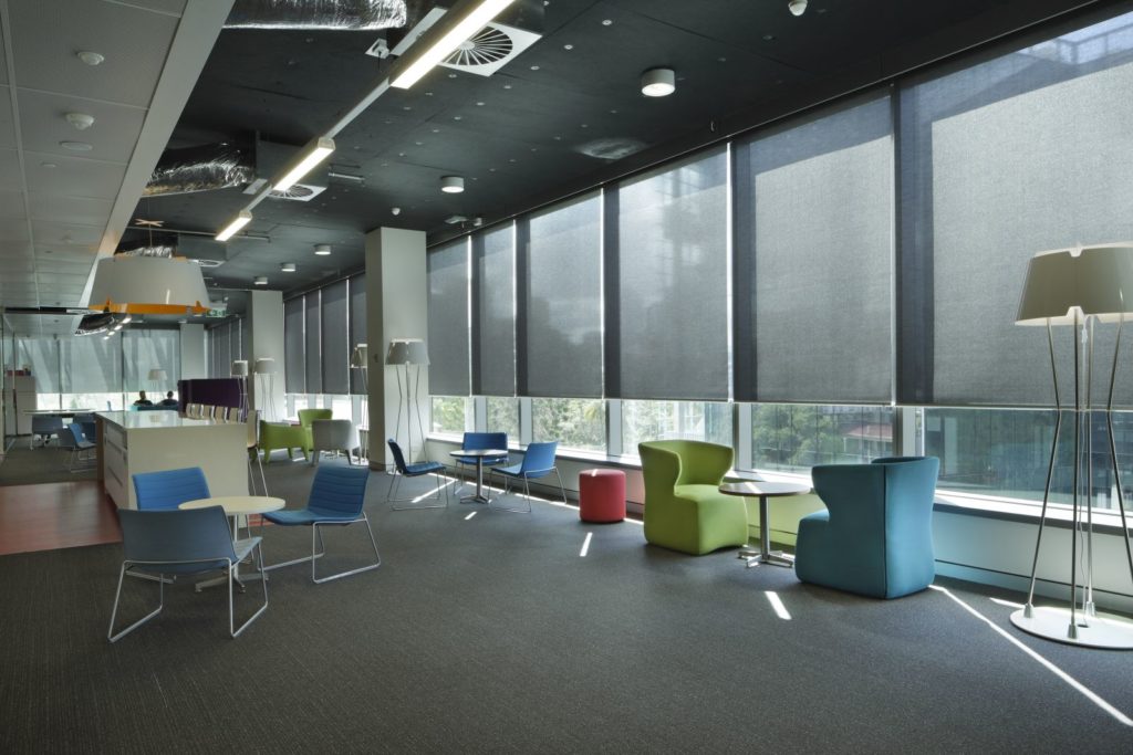 rèm cuốn che nắng phòng ngủ chống ánh sáng gắt