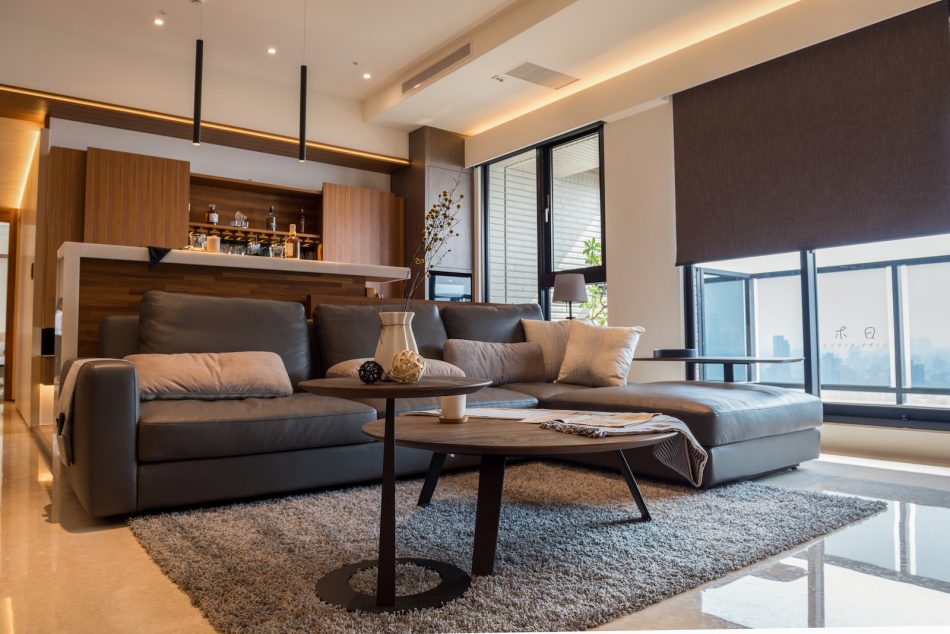 rèm cuốn chống nắng cho cửa kính hướng tây bảo vệ nội thất khỏi tia UV