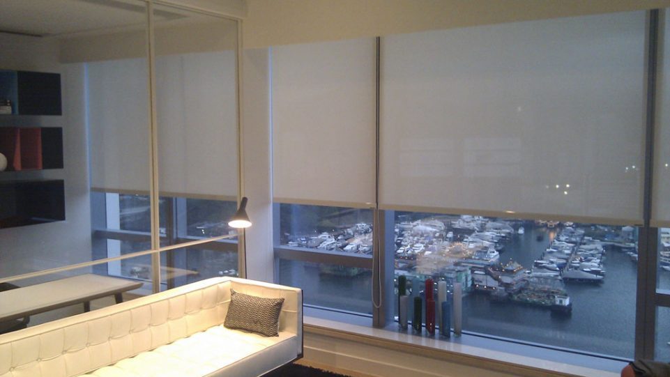 rèm cuốn chống nắng cửa kính cho nhà phố mặt tiền