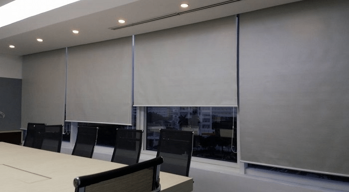 rèm cuốn chống nắng văn phòng phong cách hiện đại tối giản
