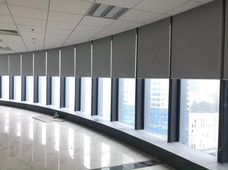 rèm cuốn văn phòng chống nắng cho nhân viên làm việc