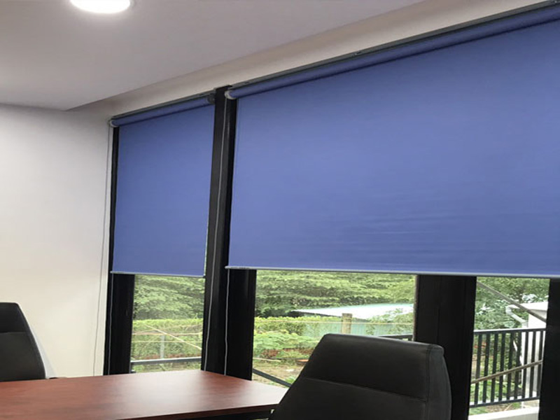 rèm cuốn văn phòng điều chỉnh ánh sáng giúp làm việc thoải mái