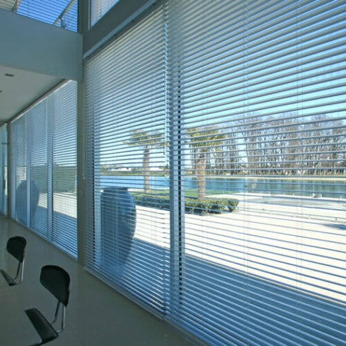 Rèm sáo nhôm cho phòng họp – Kiểm soát ánh sáng hiệu quả khi trình chiếu