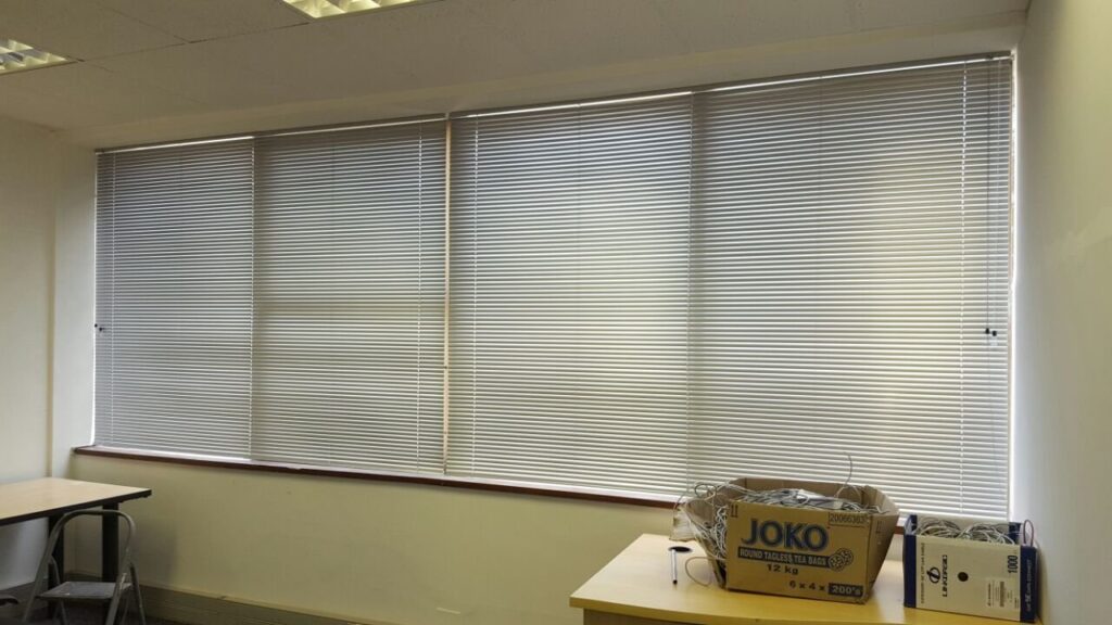 rèm sáo nhôm điều chỉnh sáng linh hoạt trong phòng