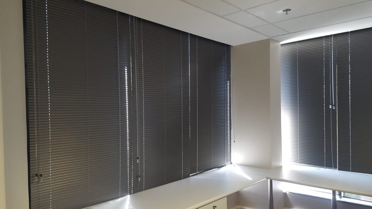 So sánh rèm sáo nhôm hay rèm vải cho phòng ngủ, phòng khách