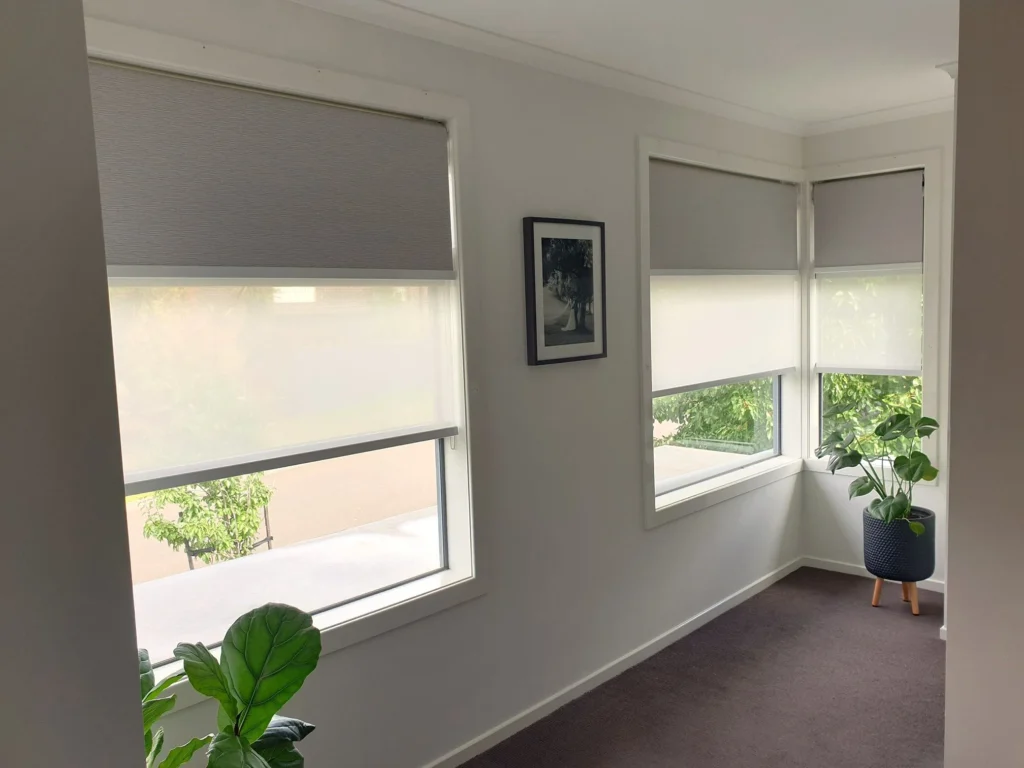 thao tác cách lắp rèm cuốn chống nắng đơn giản