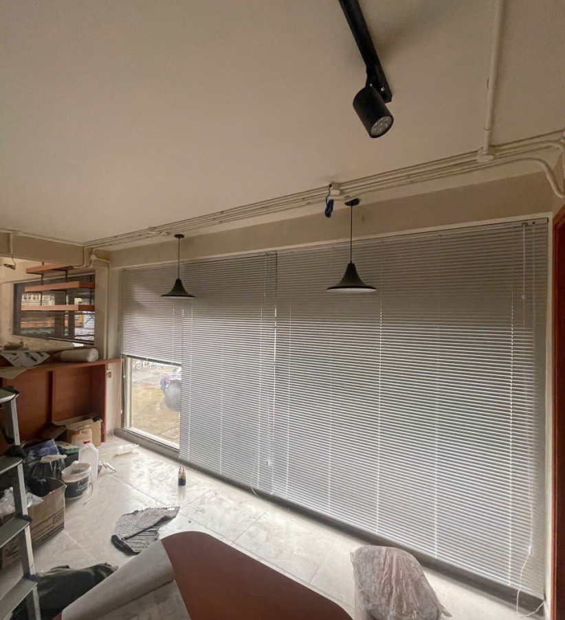 Nâng cấp không gian bằng cách thay rèm cũ bằng rèm sáo nhôm hiện đại