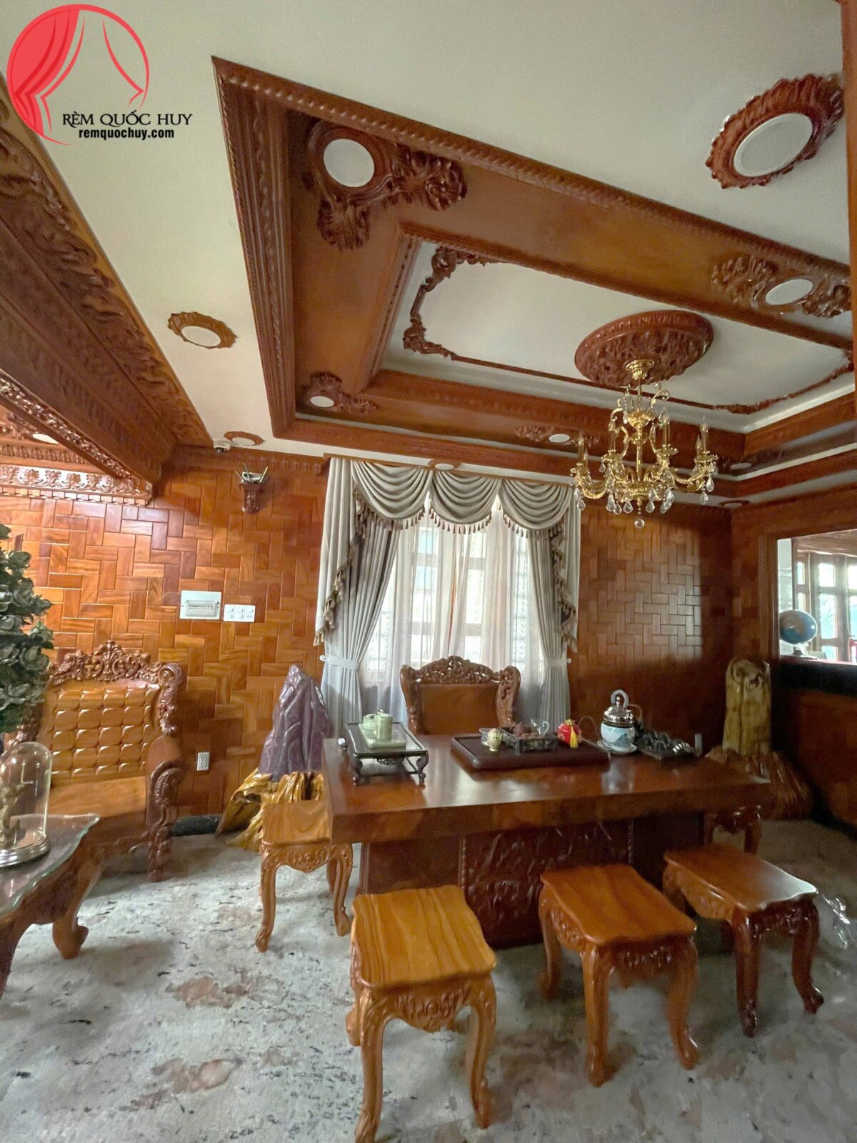 Thi công rèm tân cổ điển phòng khách form may chuẩn sóng buông sàn tinh tế cho nhà phố sang trọng Rèm Quốc Huy miền Nam Thi công rèm tân cổ điển phòng khách form may chuẩn sóng buông sàn tinh tế cho nhà phố sang trọng Rèm Quốc Huy miền Nam