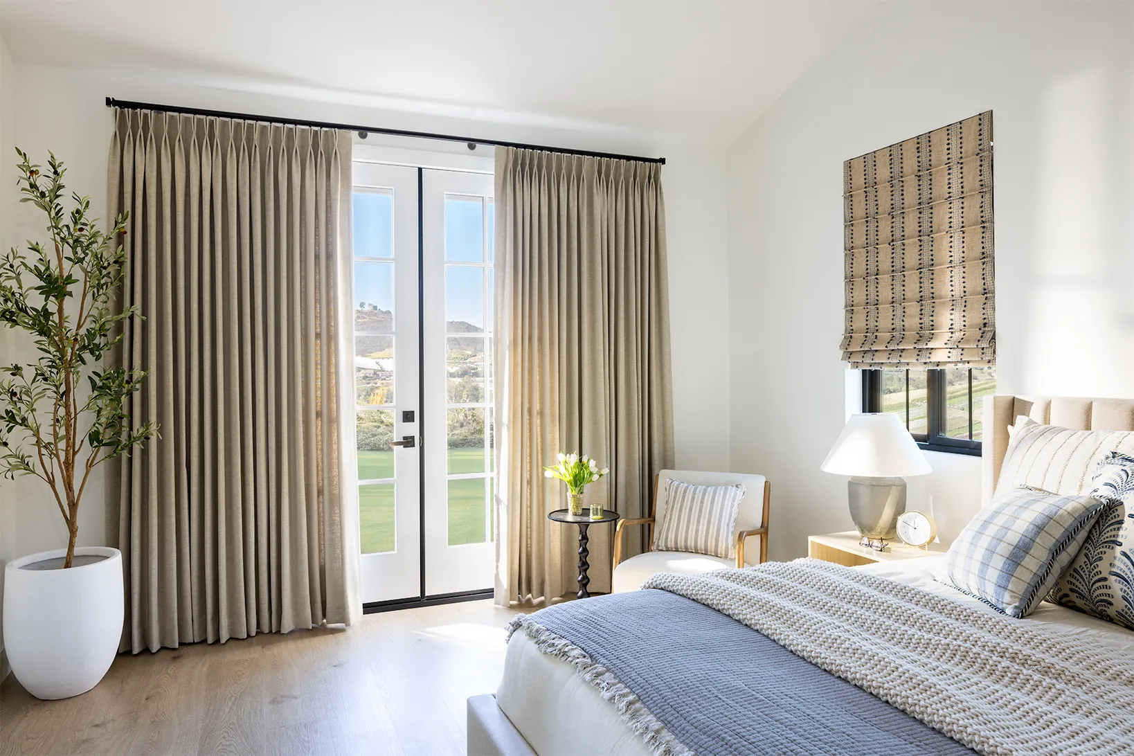 lắp đặt rèm cửa đẹp chống tia UV cho phòng khách nhiều nắng