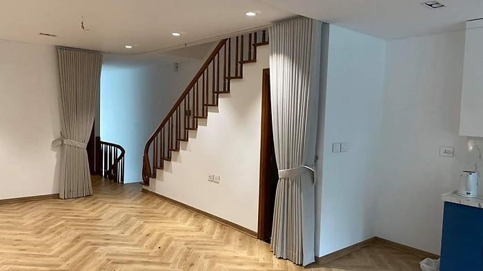 rèm cửa cầu thang cao tầng cản sáng an toàn và thẩm mỹ