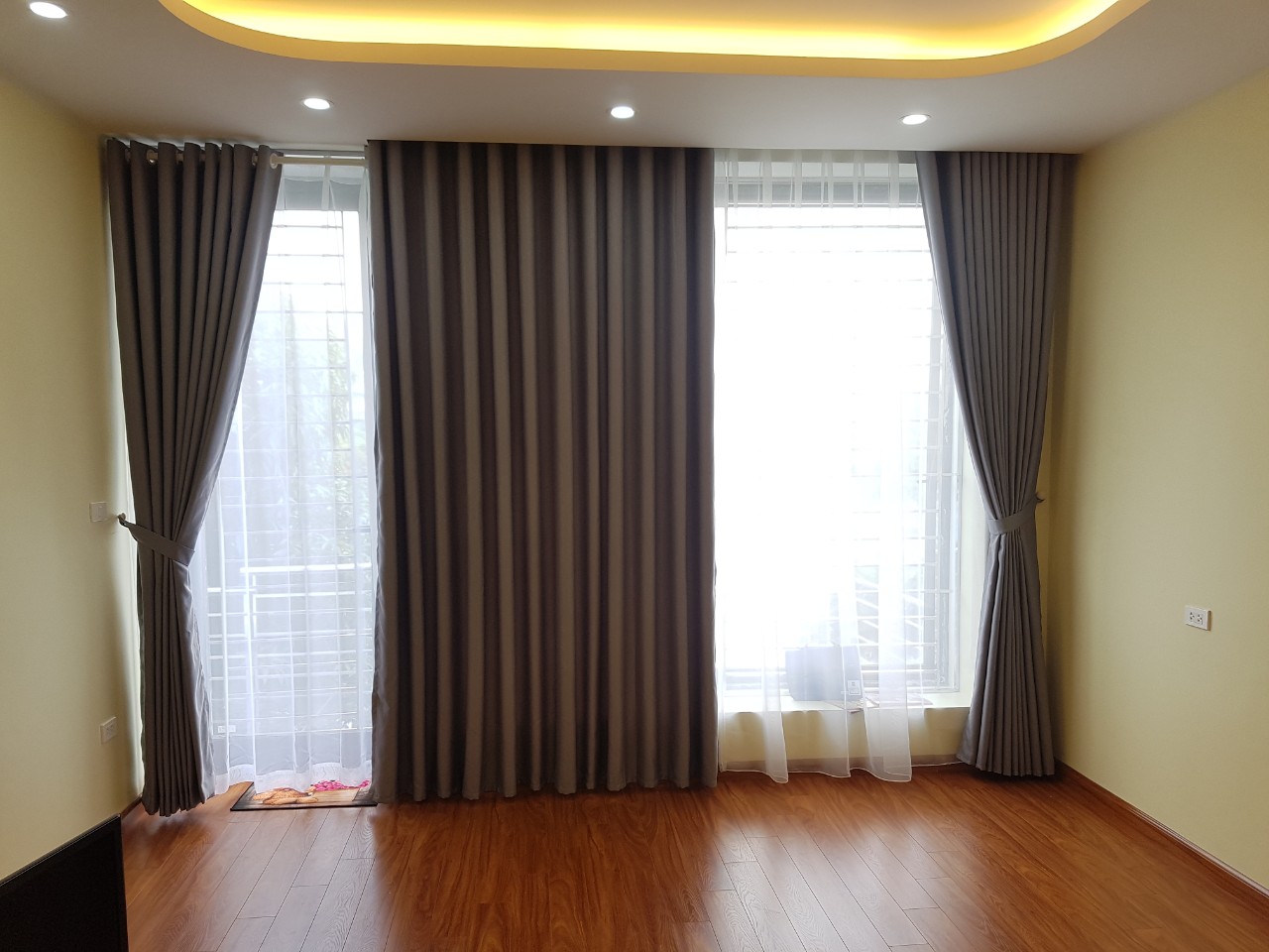 rèm cửa màu tối sang trọng tạo điểm nhấn nội thất luxury