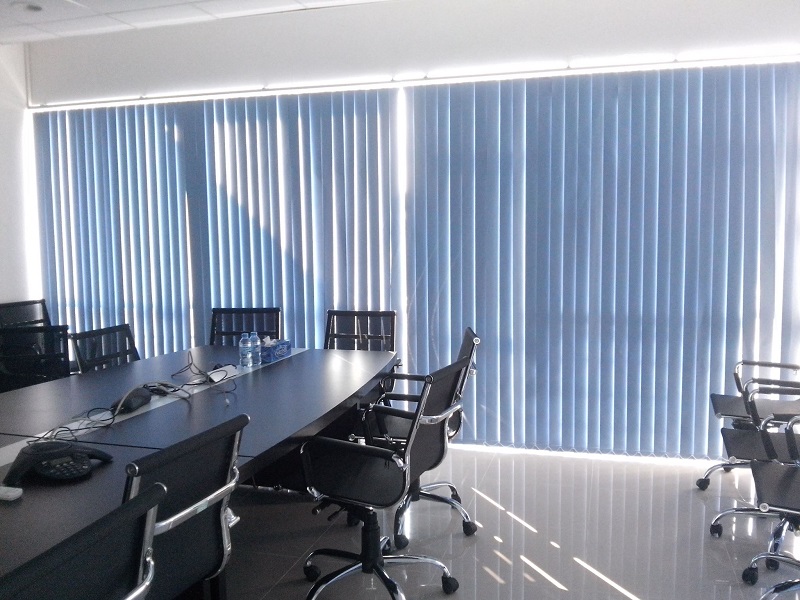 rèm sáo đứng đẹp che nắng cửa kính lớn