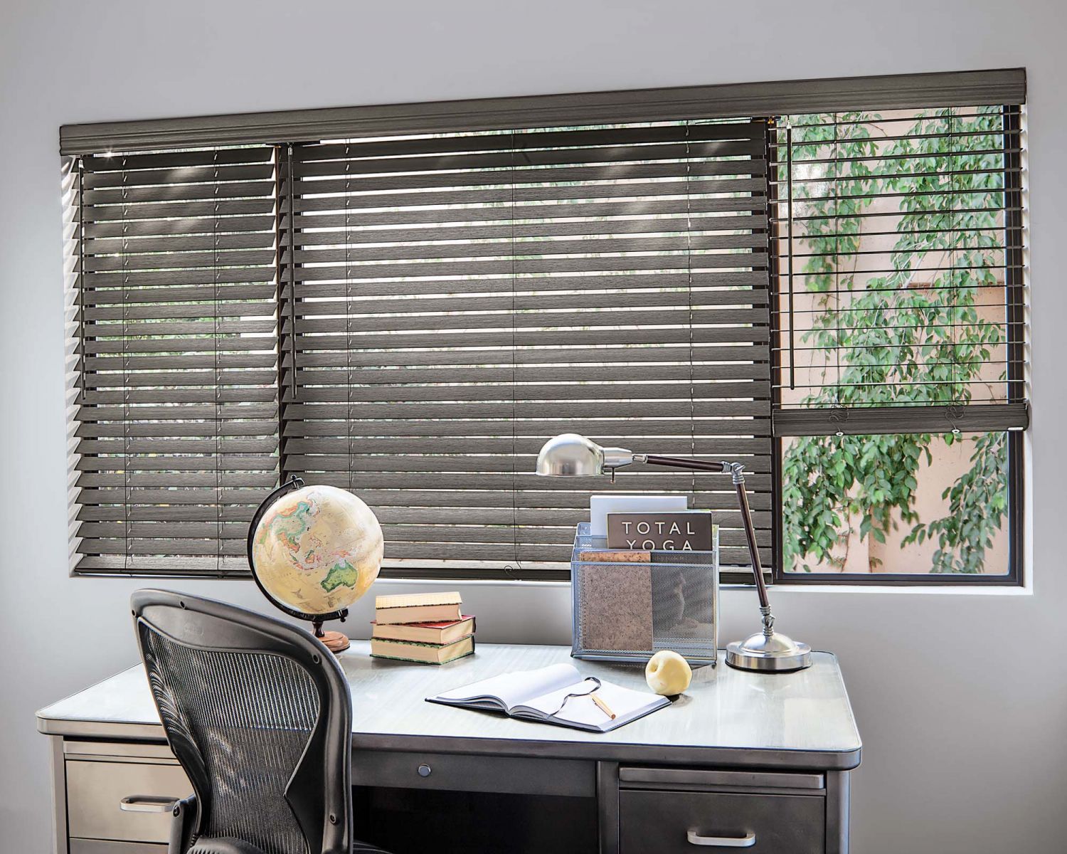 rèm sáo gỗ tự nhiên che nắng cho cửa sổ lớn