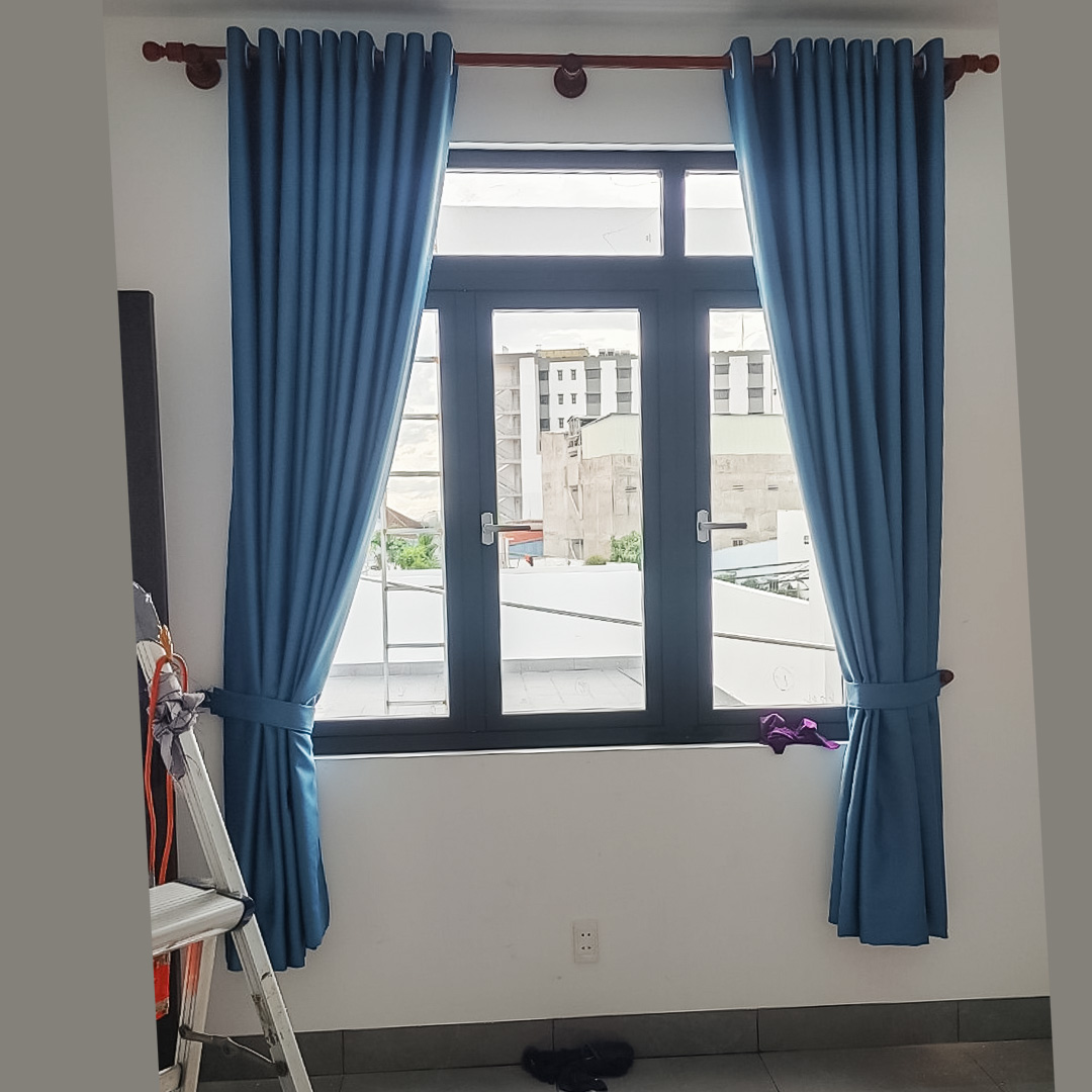 Rèm che cửa sổ phòng ngủ nhỏ tối ưu không gian