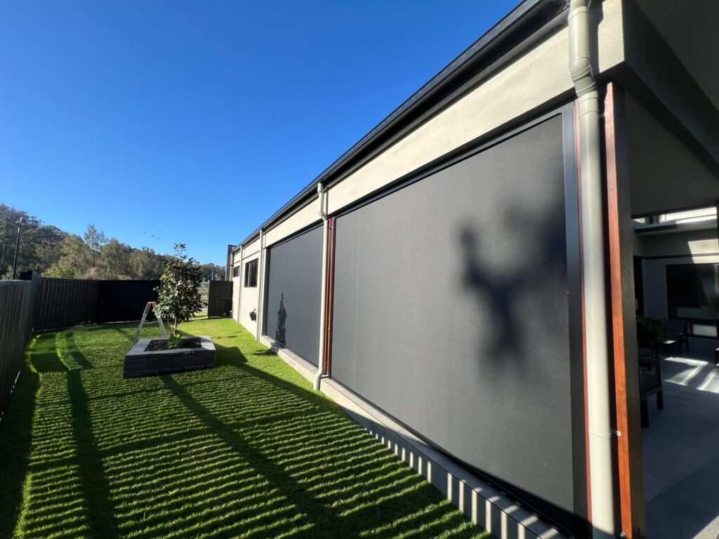 lắp đặt rèm cuốn zipper Bình Chánh cho quán cafe ngoài trời