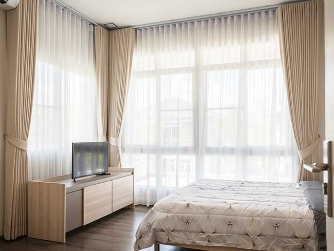mẫu rèm cửa sổ phòng ngủ tự động tích hợp smart home