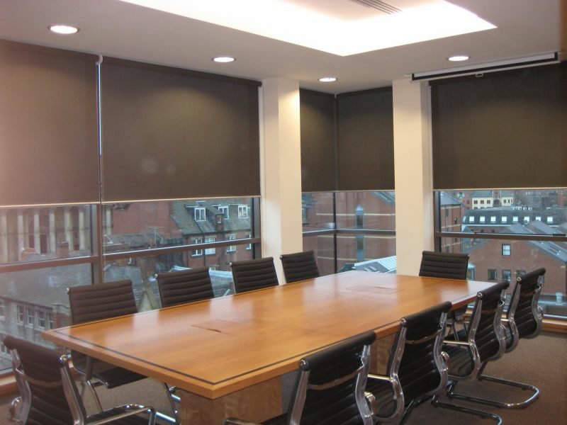 rèm che nắng quán cafe ngoài trời tạo không gian thoáng mát cho khách