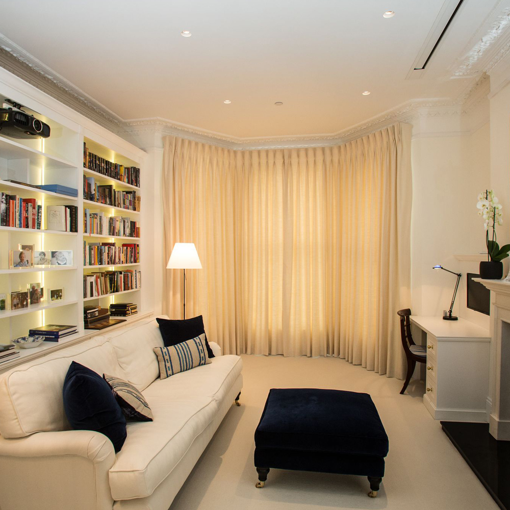 rèm cửa phòng ngủ màu kem sáng nhẹ tinh tế