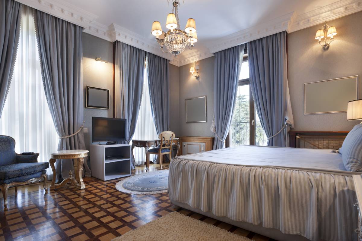 rèm cửa sổ màu xanh navy sang trọng cho phòng ngủ