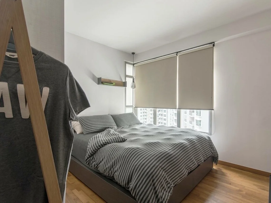 rèm cuốn cửa sổ phòng ngủ màu kem tối giản