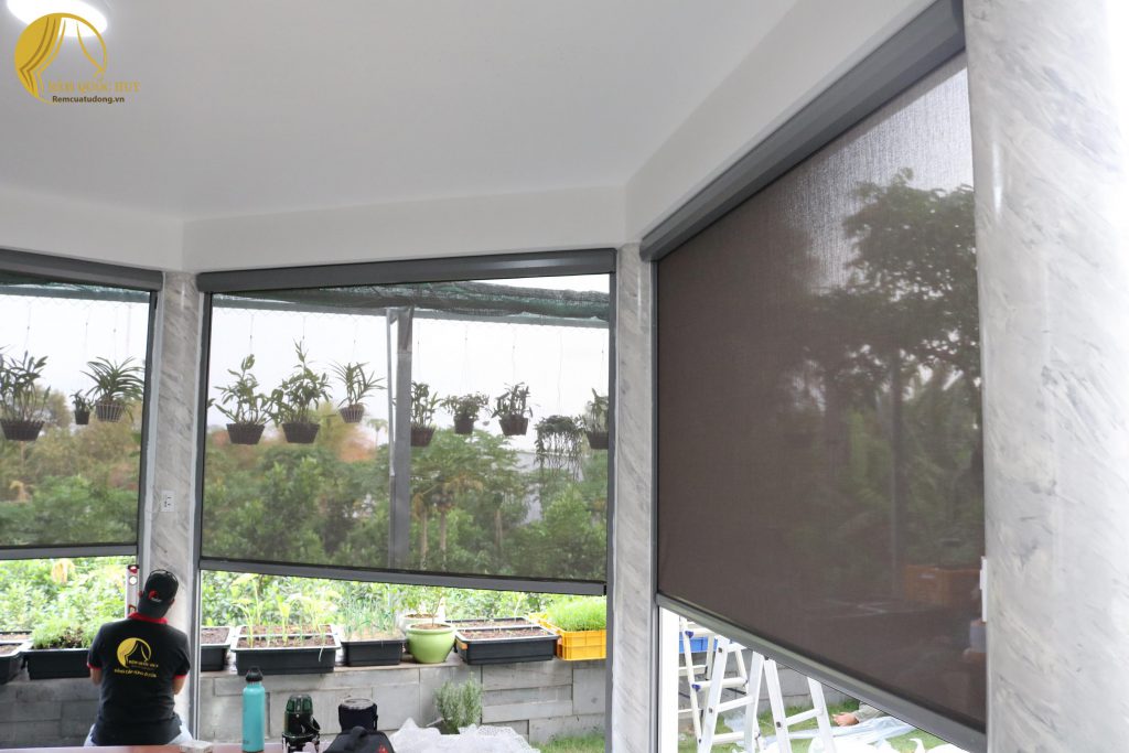 rèm cuốn không bay gió hệ ray dẫn hướng chắc chắn