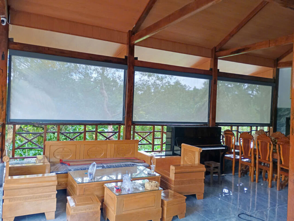 rèm cuốn zipper quán cafe ngoài trời che nắng cho khu vực ngồi khách