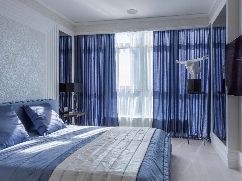 rèm màu xanh tạo cảm giác thư giãn trong phòng ngủ