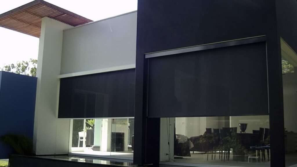 rèm zipscreen hoạt động như thế nào trong hệ rèm ngoài trời