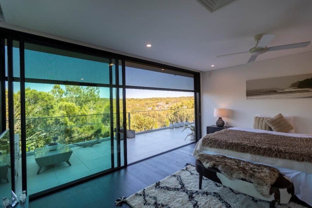 Rèm zipscreen phòng ngủ chống nắng, cản gió hiệu quả – giải pháp hiện đại cho cửa sổ lớn