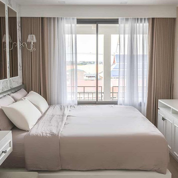 Rèm cửa phòng ngủ cho vách kính lớn giúp tăng riêng tư
