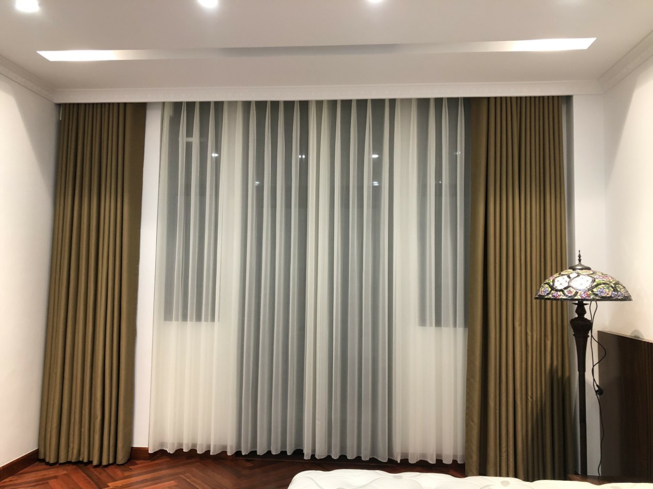 Các bước cách khoan tường treo rèm phòng khách cho cửa sổ lớn