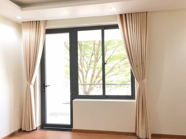 Rèm cửa phòng khách màu be tối giản phong cách hiện đại sang trọng