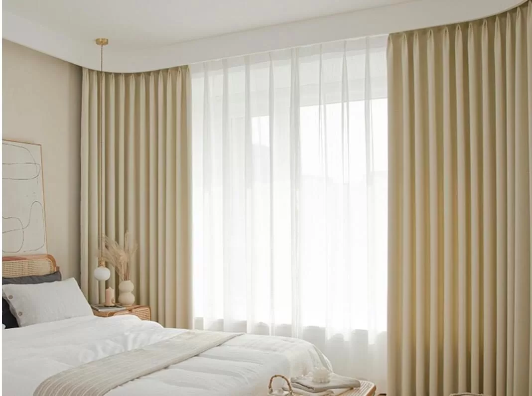 Thiết kế rèm cửa phòng khách màu be thanh lịch đón ánh sáng tự nhiên