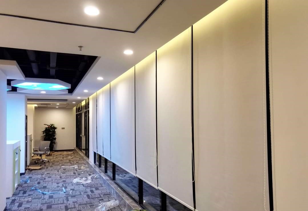 Lựa chọn rèm cuốn hay rèm lá dọc theo nhu cầu sử dụng văn phòng