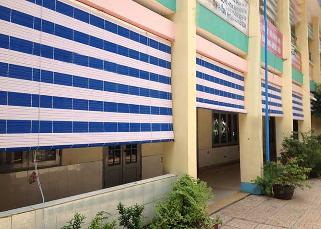 Mẫu màn sáo cuốn ngoài trời bền đẹp phù hợp nhà ở và quán cà phê