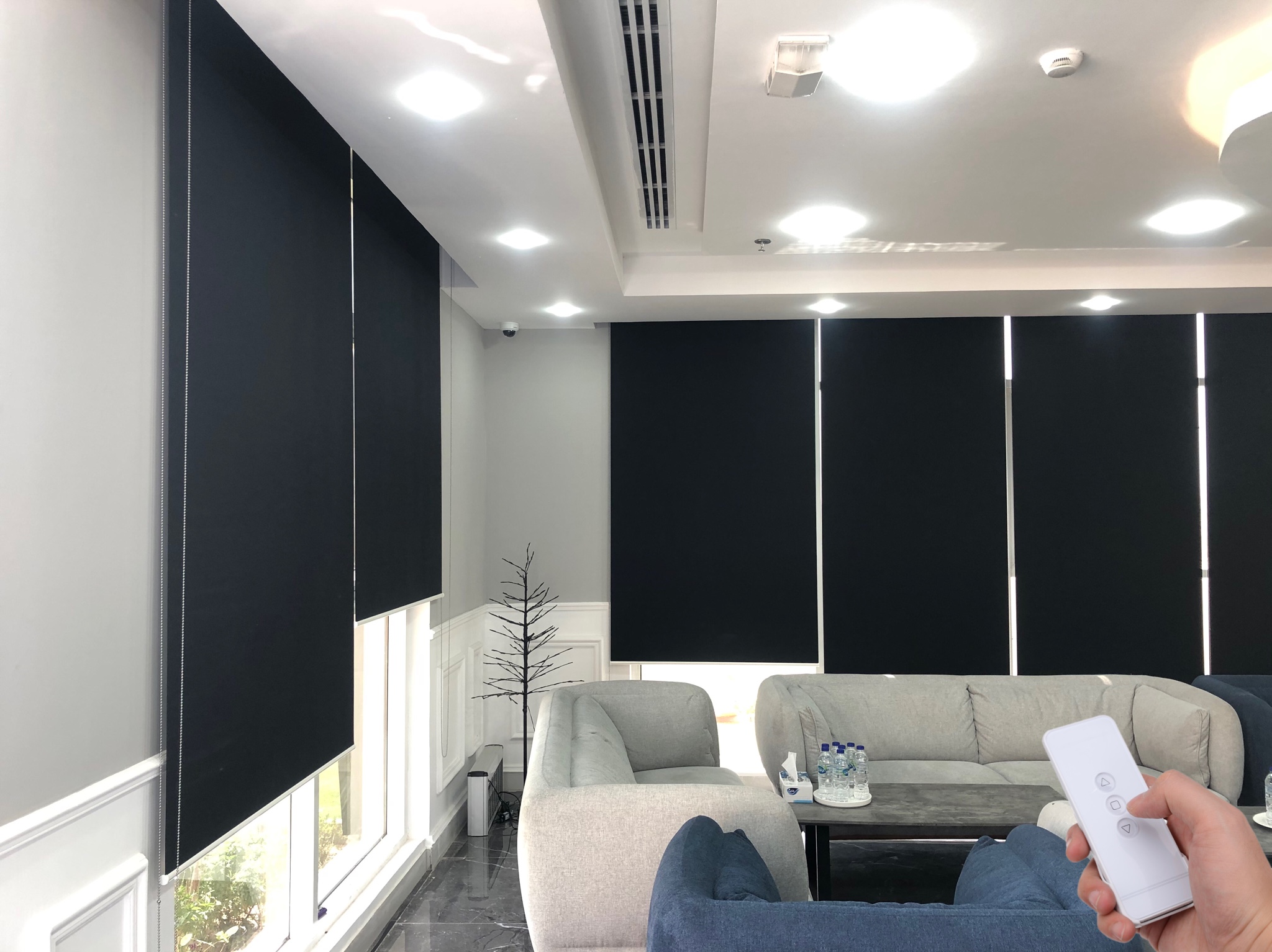 Mẫu rèm cuốn cho cửa kính cao tầng hiện đại
