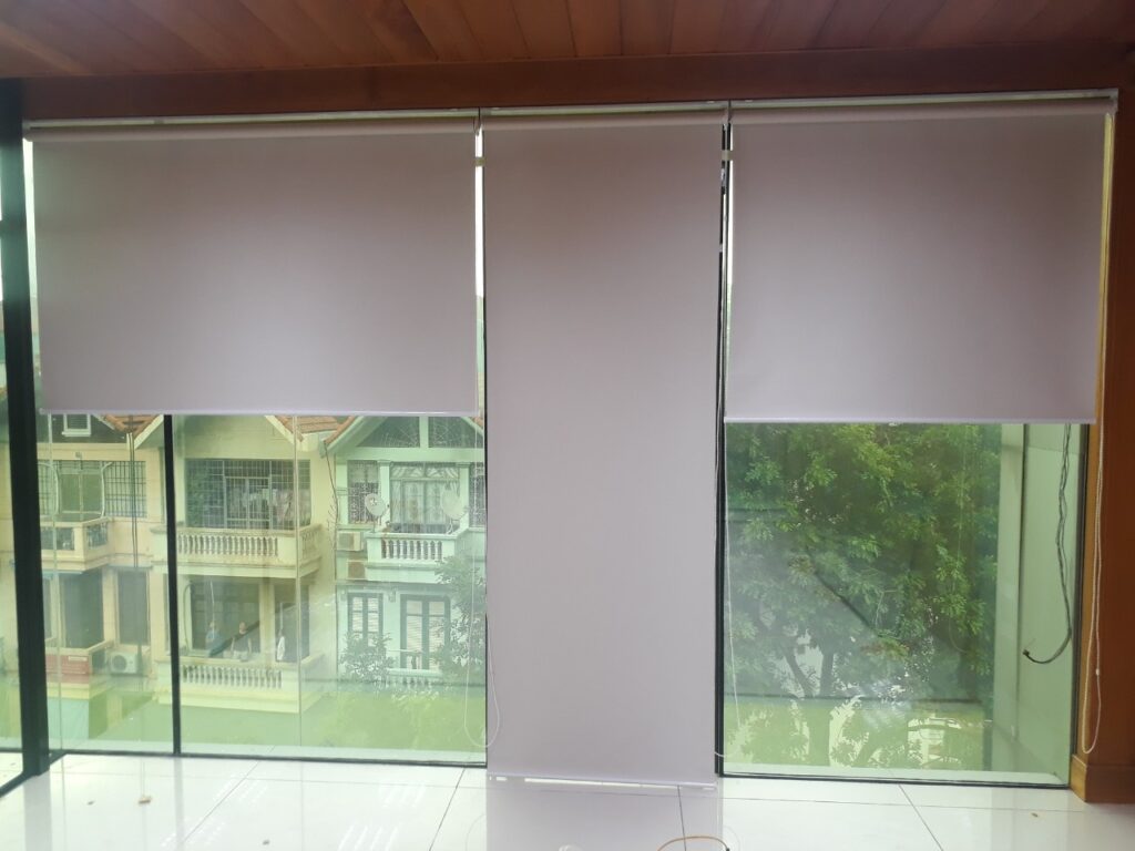 Mẫu rèm cuốn màu trắng chống nắng thẩm mỹ cao