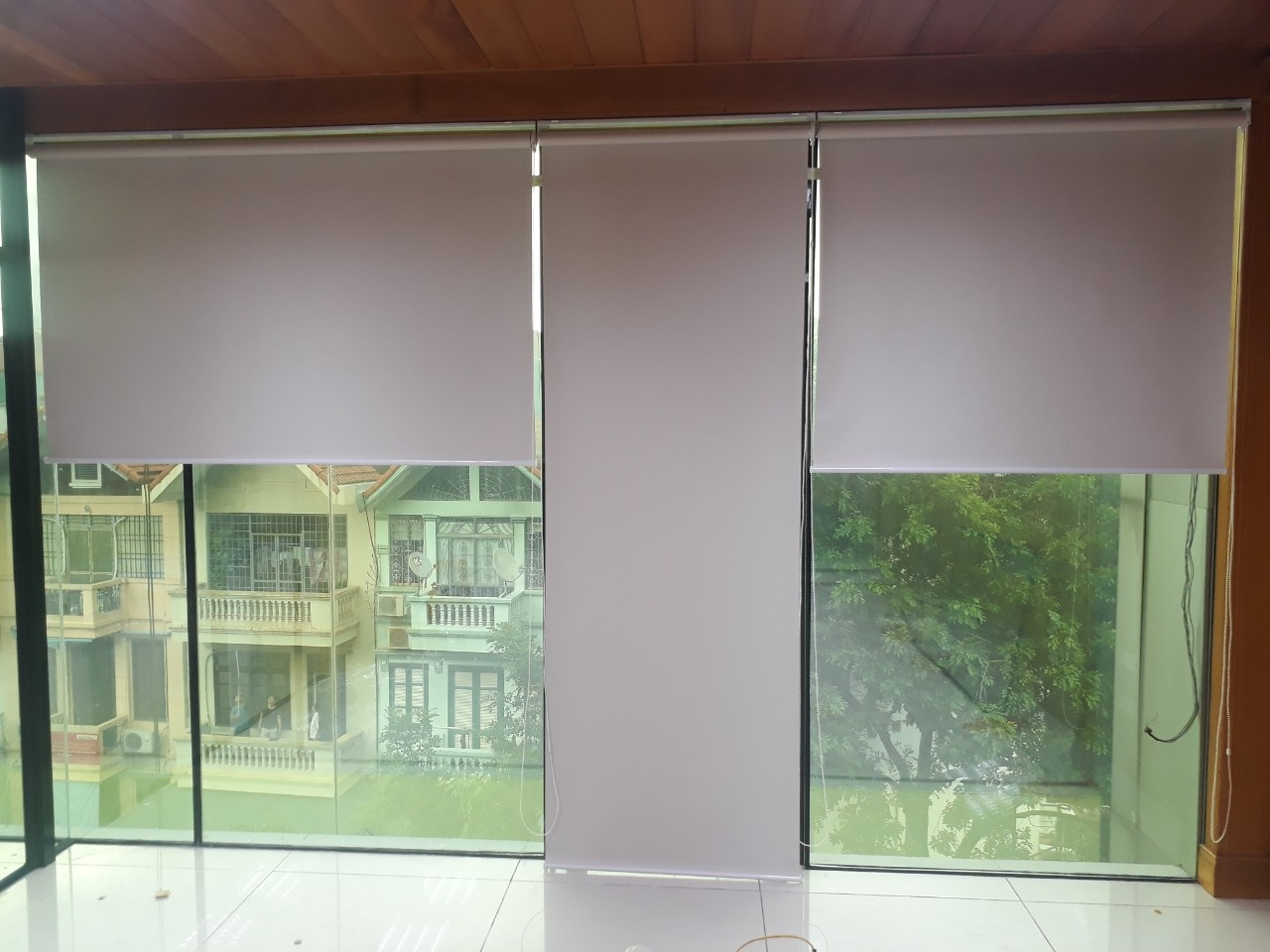 Mẫu rèm cuốn màu trắng chống nắng thẩm mỹ cao