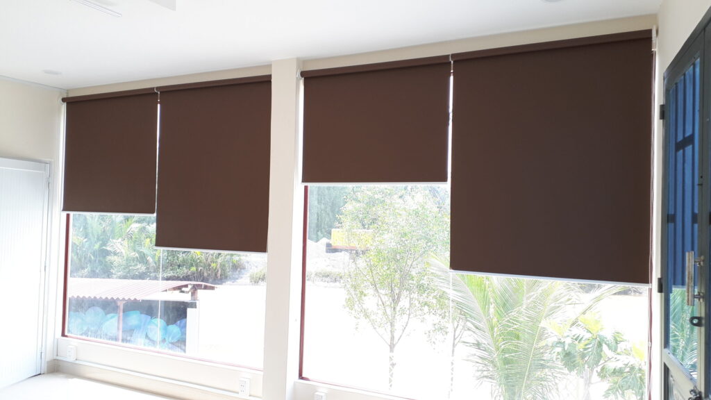 Rèm cuốn màu nâu sang trọng cho văn phòng làm việc