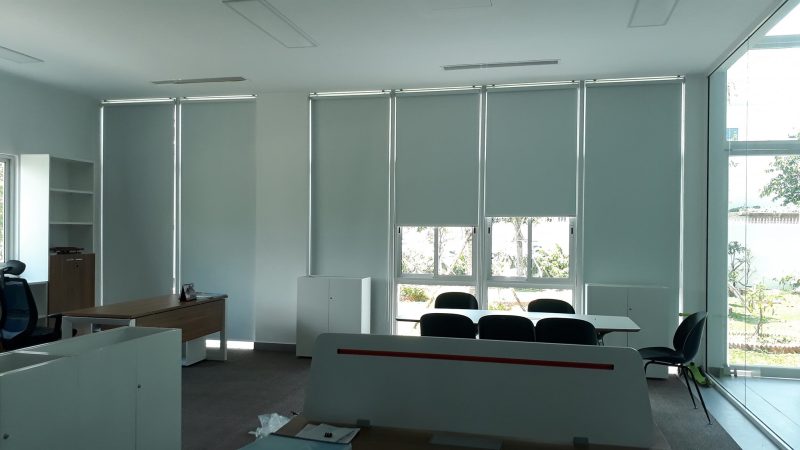 Rèm cuốn văn phòng Bến Cát hiện đại chống chói màn hình hiệu quả