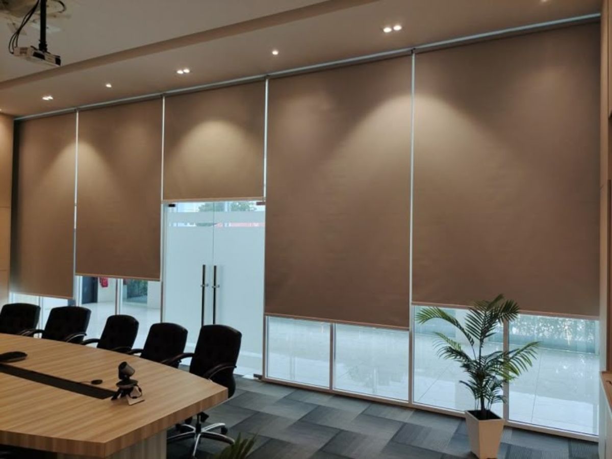 Rèm cuốn văn phòng Thuận An giúp kiểm soát ánh sáng hiệu quả