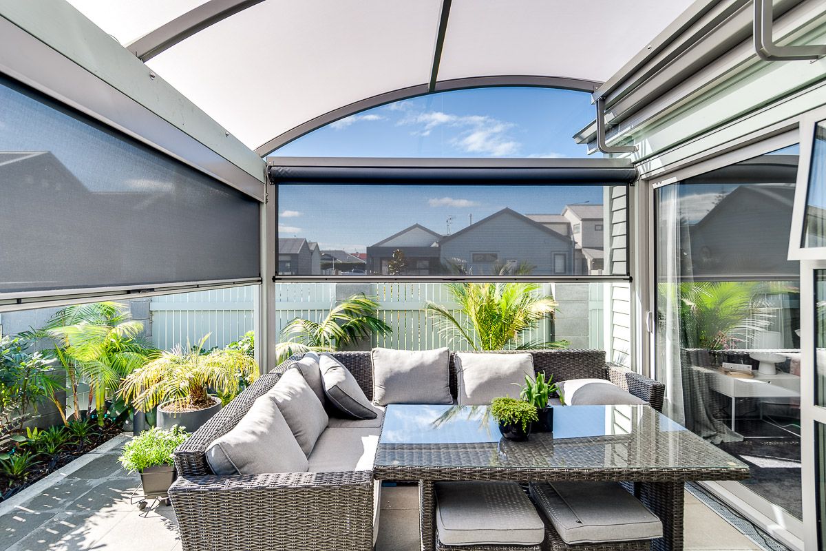 Rèm ngoài trời che mưa giúp bảo vệ không gian ngoài trời hiệu quả