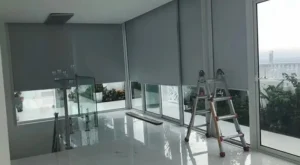 Thi công rèm cuốn phòng giám đốc chống nắng và đảm bảo riêng tư