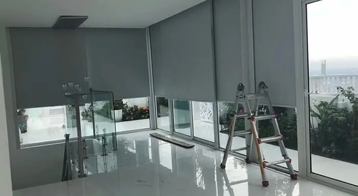 Thi công rèm cuốn phòng giám đốc chống nắng và đảm bảo riêng tư