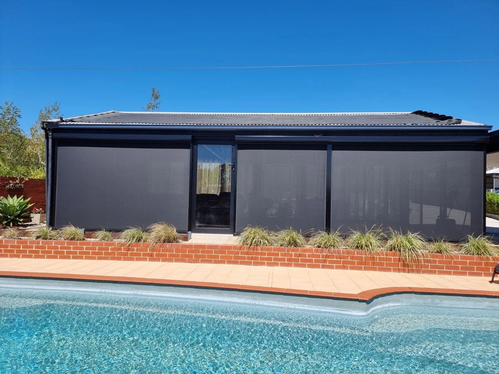 Thi công rèm ngoài trời màu nâu bền đẹp theo thời gian